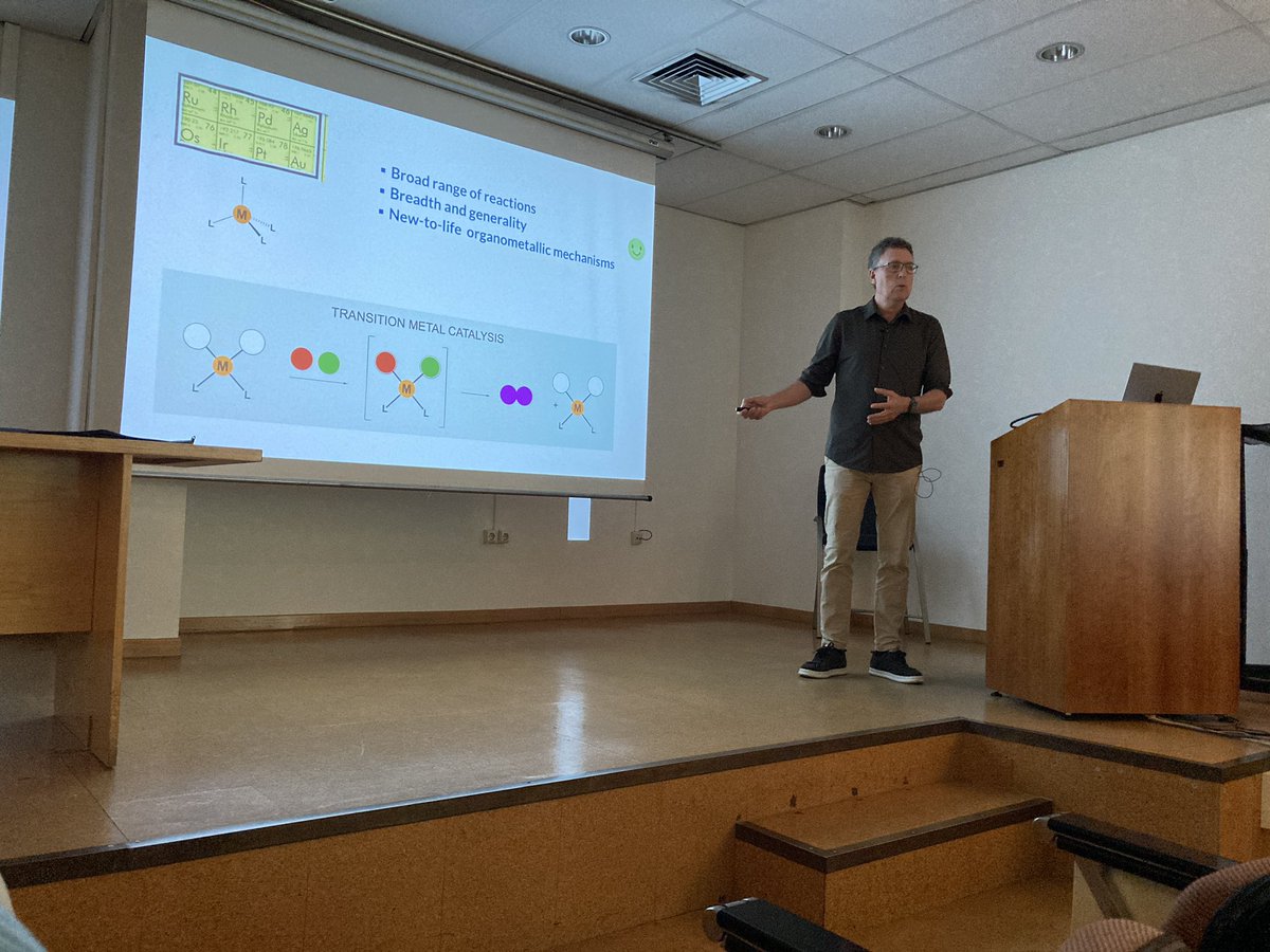 Ha sido una maravilla escuchar al Dr. Mascareñas hoy en el @IIBmCSICUAM. Empujando los límites de la química catalítica para extenderse a zonas inexploradas del conocimiento. Mi farmacéutico interior ha sido muy feliz 😁