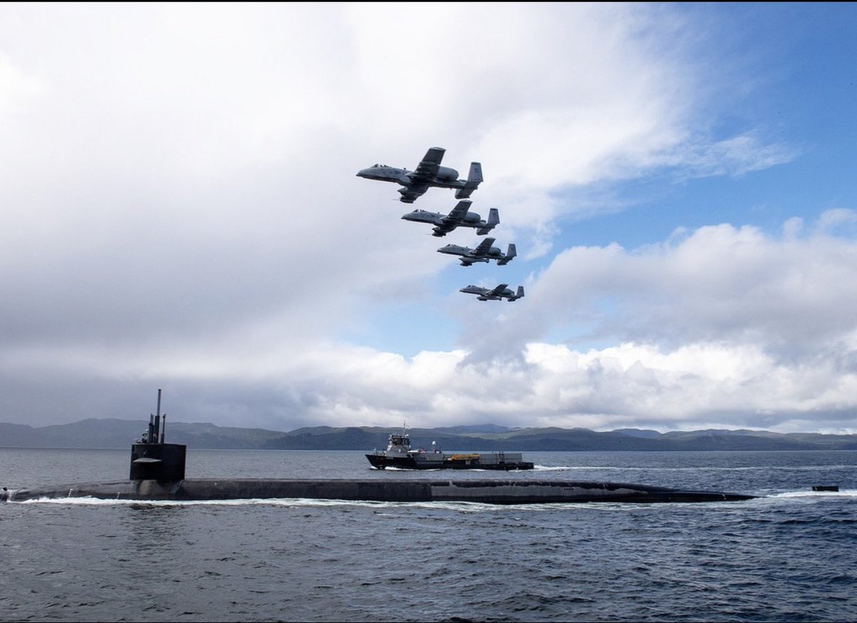 Her zaman denk gelinmez bir sahne.4 adet A-10 Thunderbolt II,San Juan boğazında nükleer balistik füze denizaltısı USS Nebraskaya eşlik ediyor.😎Arkadaki ise bir USCG eskortu var.🇺🇸