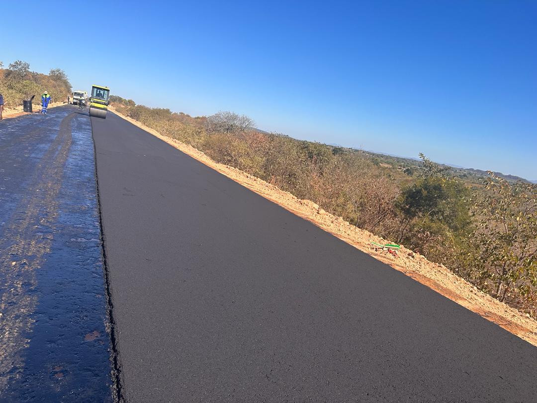 #ROADTOPROGRESS Surfacing is underway on the Shurugwi Mhandamabwe Road Construction Project. We're paving the way for a safer, smoother commute and boosting connectivity between Midlands and Masvingo provinces. Stay tuned for updates on this project! #KilometrebyKilometre