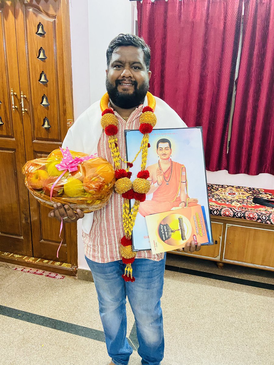 Honoured on the occasion of BasavaJayanthi at Nelamangala Pavadashri Basava Mutt ❤️

#BasavaJayanthi #basavanna #Fullmealsmovie #nvinayaka #Fullmealsfilm #BasavaJayanti