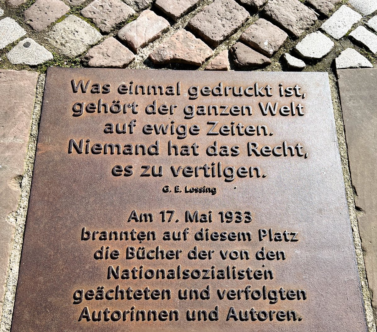 Der 10. Mai ist in Deutschland der Tag des Buches, an dem wir uns der Bücherverbrennung von 1933 erinnern sollten.  
Was einmal gedruckt ist, gehört der ganzen Welt auf ewige Zeiten. 
Niemand hat das Recht, es zu vertilgen.  
G. E. Lessing