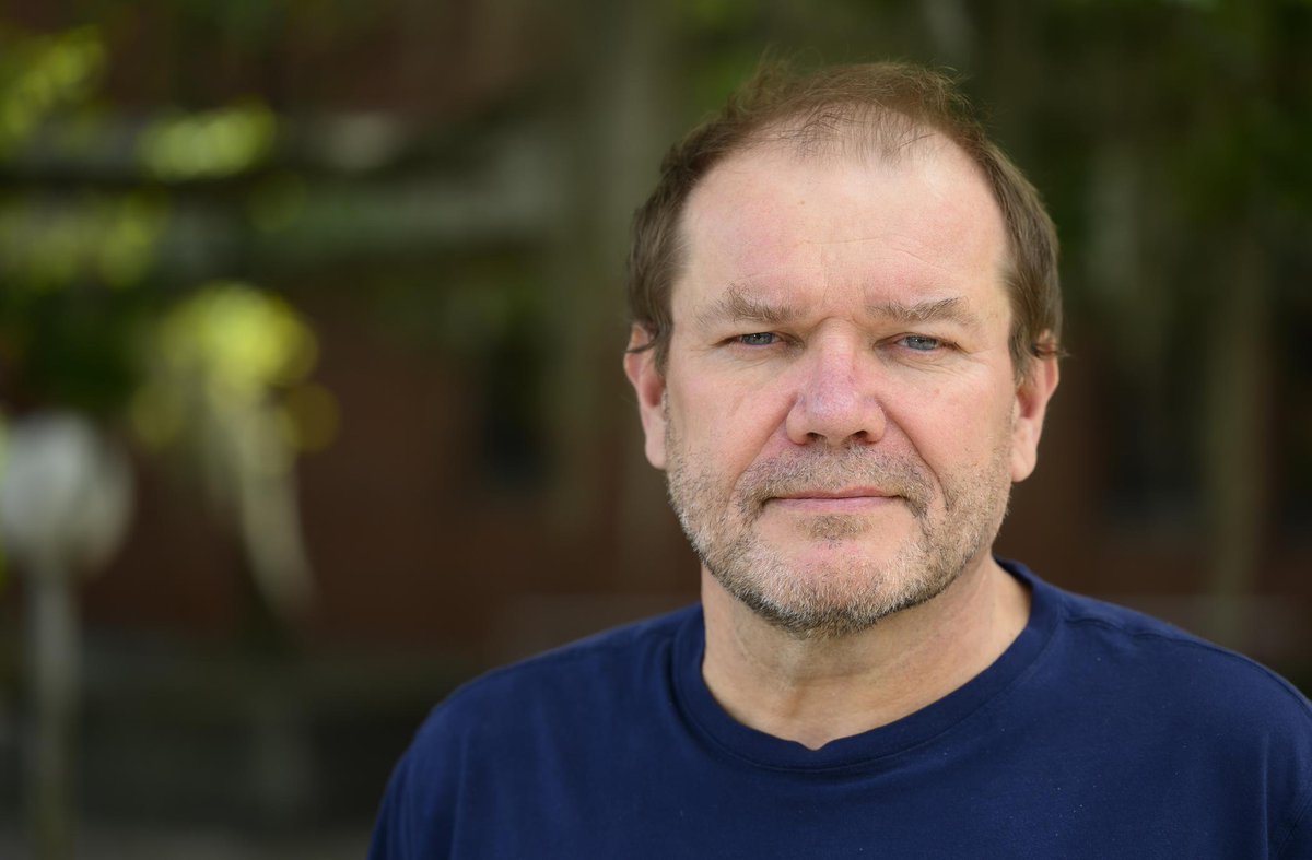 Congrats! 🔸🔹 Michal Kowalewski (@MJKowalewski), Thompson chair of invertebrate paleontology here at the Florida Museum, is one of 34 <a href="/UF/">FLORIDA</a> faculty members named 🐊 2024 UF Research Foundation professors!

Full announcement:
floridamuseum.ufl.edu/science/michal…