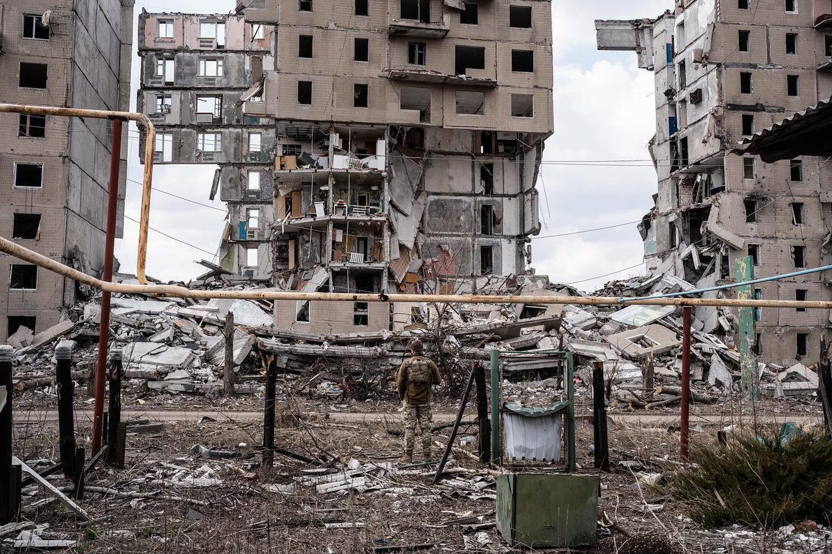 Toretsk. Donetsk Oblast. Fierce fighting. We thank our defenders for holding the line and protecting Ukraine🇺🇦 Please support them: u24.gov.ua/donate/defend 📷@Serhiikorovayny for @WSJ