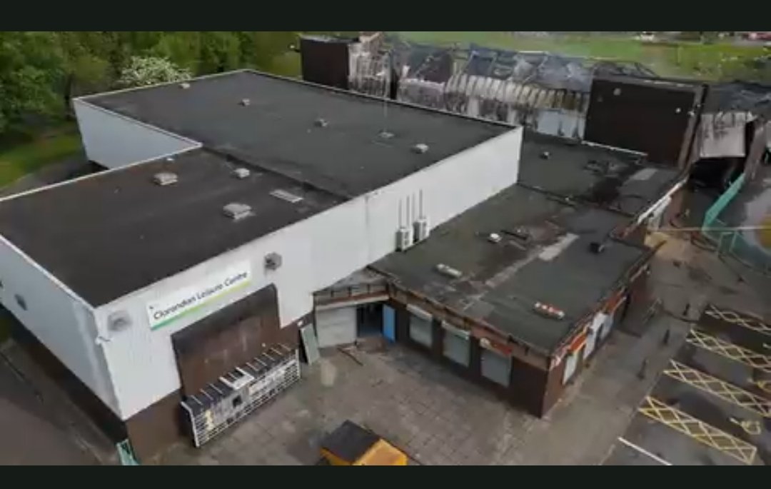 jakubhajost's tweet photo. W nocy spłonął basen, na który chodziliśmy z Młodym.

Doszczętnie.

Pożar objął Clarendon Leisure Centre.

Ale paczkomat #InPost stoi!

#Salford #Fire https://t.co/q6Pi5MpeSo