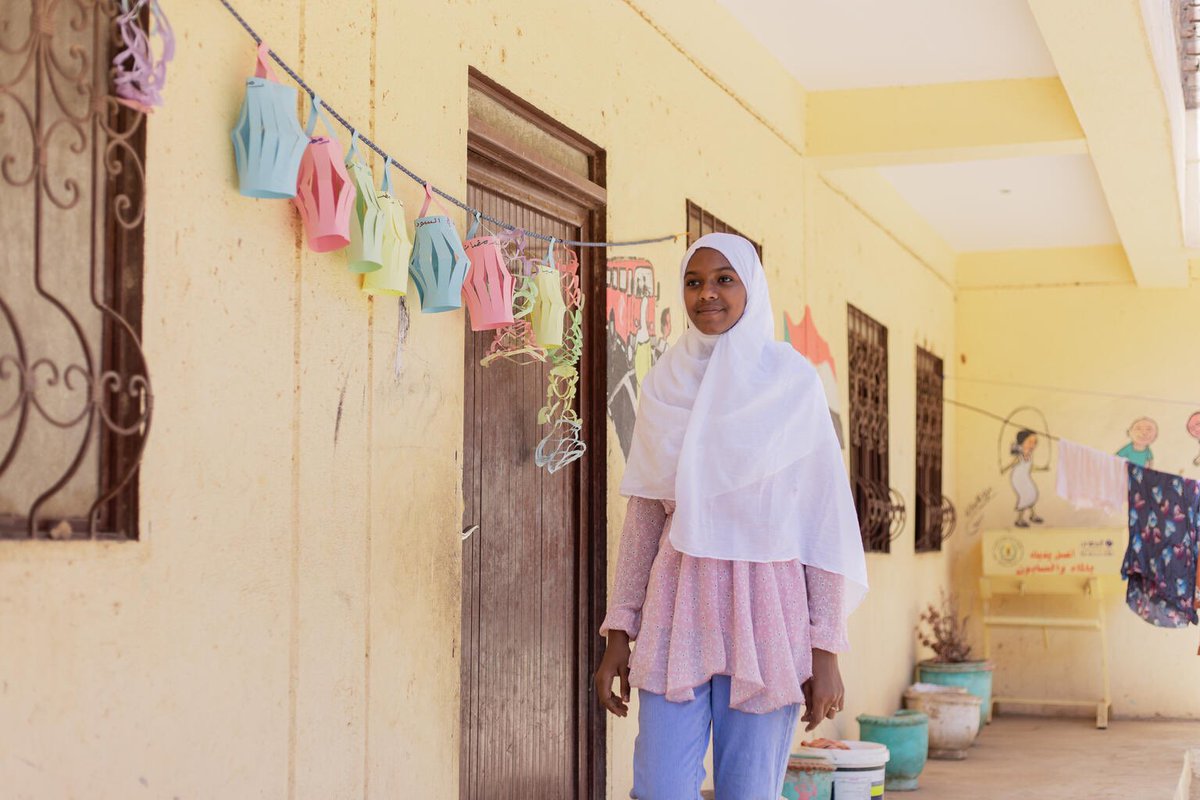 Meet 13-yr-old Mair #Kassala who leads a craft club in a #Makanna She is determined to make those who fled the war feel welcome by decorating their space with arts 🙏@BMZ_Bund / @KfW_FZ_int for supporting boys & girls to drive social cohesion within communities! #ForEveryChild