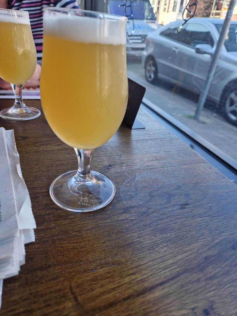 Currently 23C in Cardiff. Dipas to come @Popnhops but first @vaultcitybrew cloudy lemonade which at 4% tastes just as the name suggests