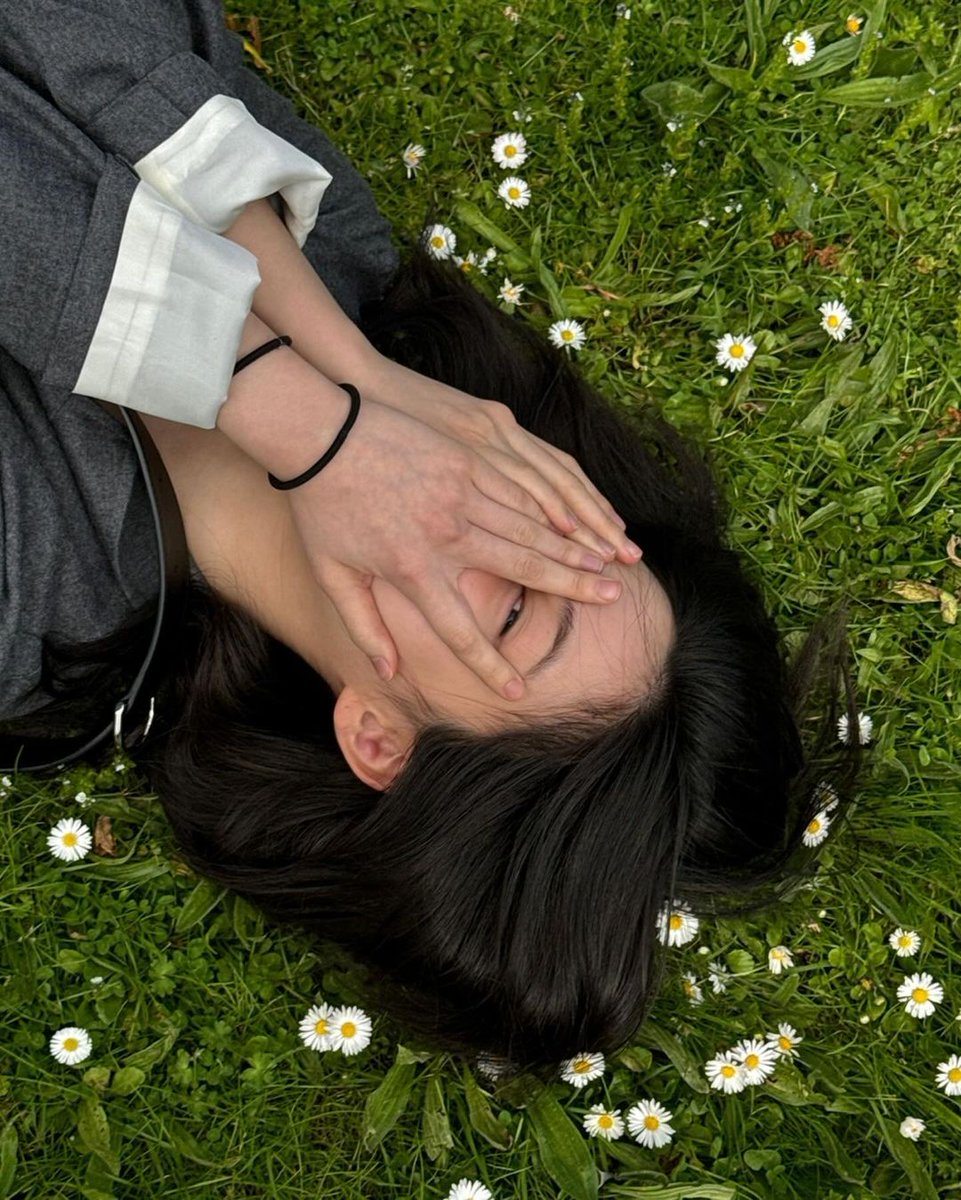 Laying on the grass surrounded by a sea of 𝒅𝒂𝒊𝒔𝒊𝒆𝒔, my heart blooms with love for these delicate flowers. 🌼