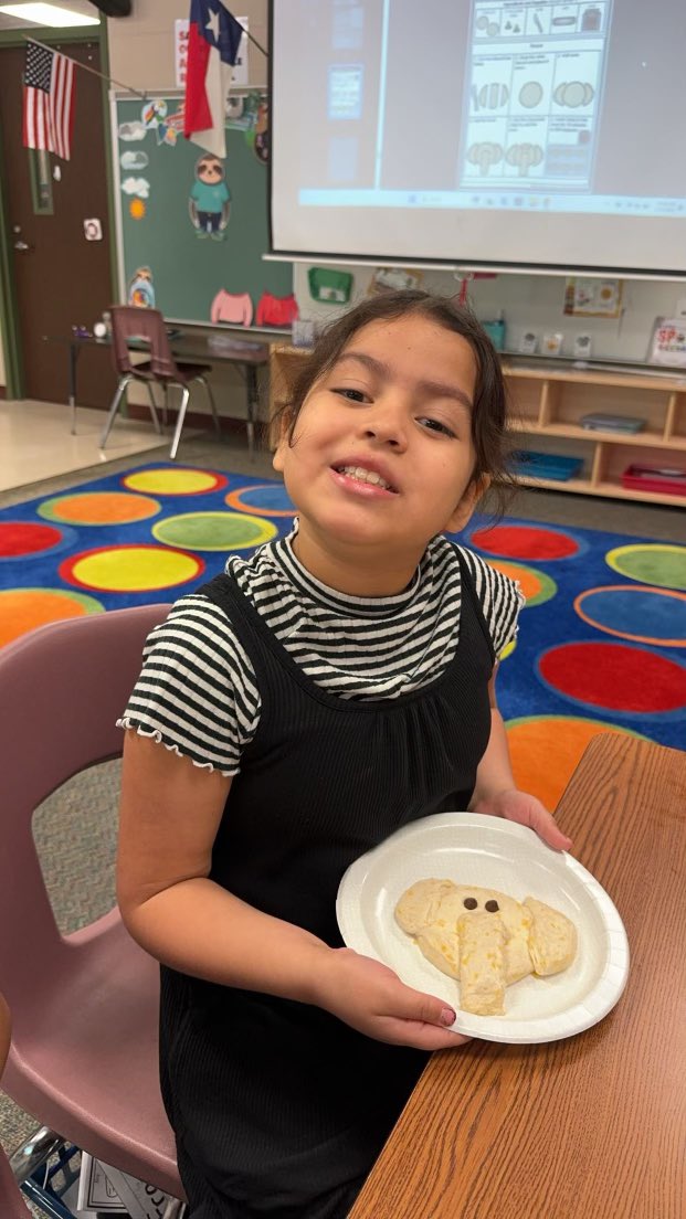 My little bakers made elephant bread today. We learned all about the characteristics of elephants and their environments and then enjoyed a yummy treat 🩷@HumbleISD_ESE #ESESoar