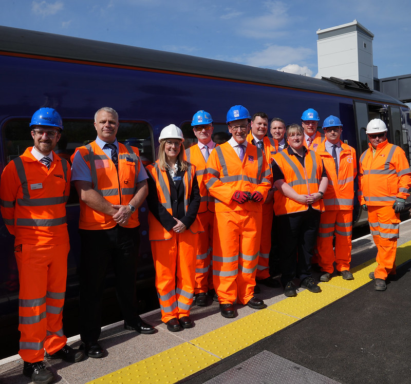 🚆Investing in public services is at the heart of First Minister @JohnSwinney’s vision for @ScotGov. He met young people working on the £116 million Levenmouth rail project at Cameron Bridge ahead of the return of services to the area after five decades. transport.gov.scot/news/first-min…