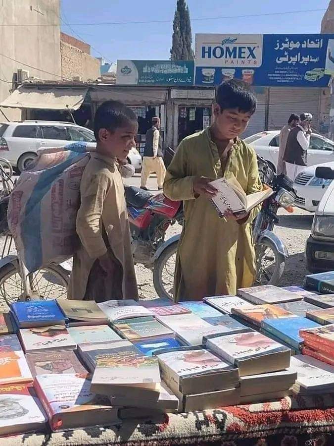 ہائے غربت تیری نہ ختم ہونے والی داستان:
ان بچوں کے دیکھنے کی انداز سے پتا چلتا ہے کہ ان کو پڑھنے کی کیا ذوق ہے۔مگر غربت نے ان کے ہاتھوں سے کتابیں چھین کرکے  بوری تمادی ہیں۔