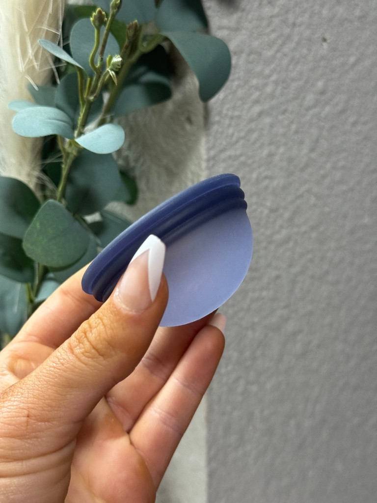 Discover the freedom of menstrual discs – leak-proof and ready for any adventure! 💫 Say goodbye to leaks and hello to hassle-free days. . . . #periodpower #periodcup #periodpositive #periodstories #menstruation #menstruationmatters #menstrualhygiene #menstrualcycle #periodtalk