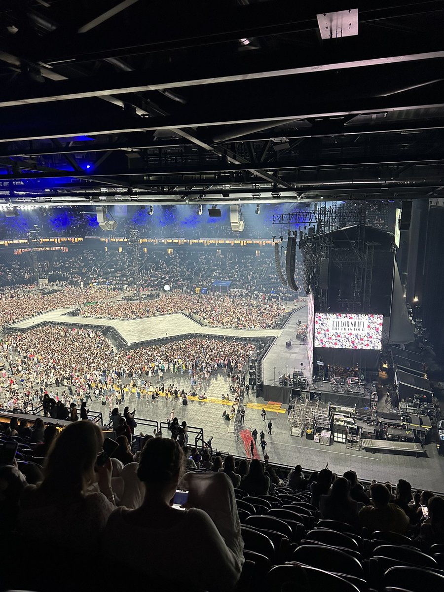 allelsofia's tweet image. Amateurs de sensations fortes ? Tentez les places en haut de la @ParisLaDefArena 🥲😂 vertiges garantis 🥴 #TaylorSwiftErasTour