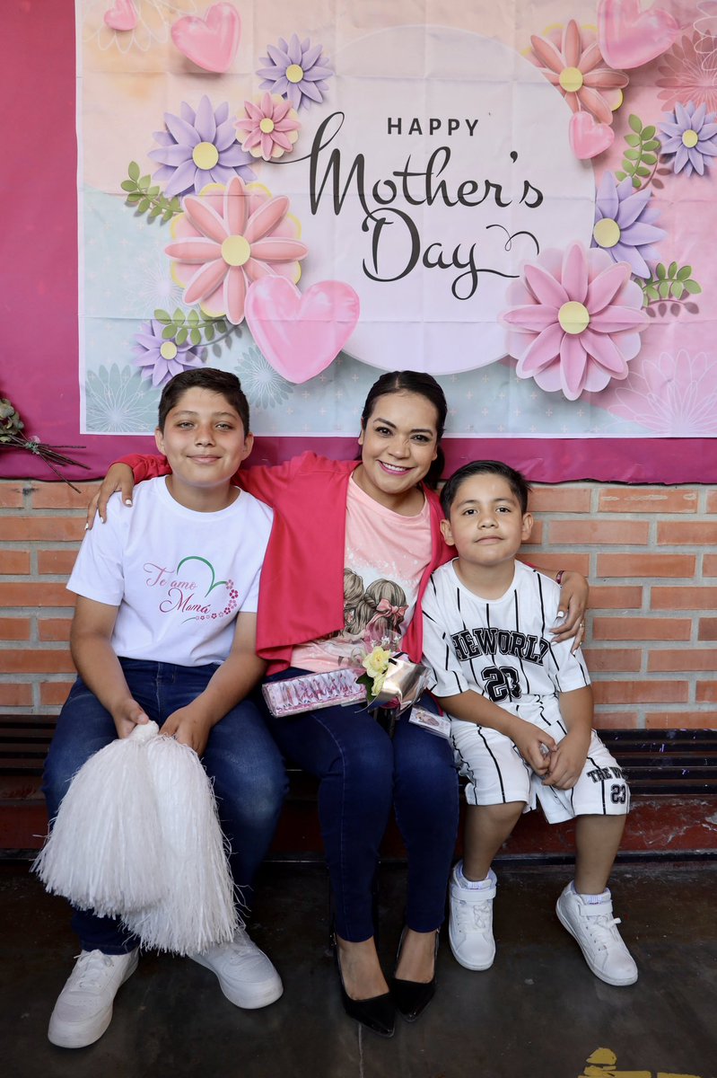 CinthiaTeniente's tweet photo. ¡Qué emocionante fue estar presente en el festival del #DíaDeLasMadres de mis hijos! 

Para mí es un recordatorio de la fuerza y el amor que las madres aportamos a nuestras familias y comunidades.

¡Feliz día para todas las mamás de Villagrán!

#FelizDíaMama https://t.co/vTgnwWpVMH