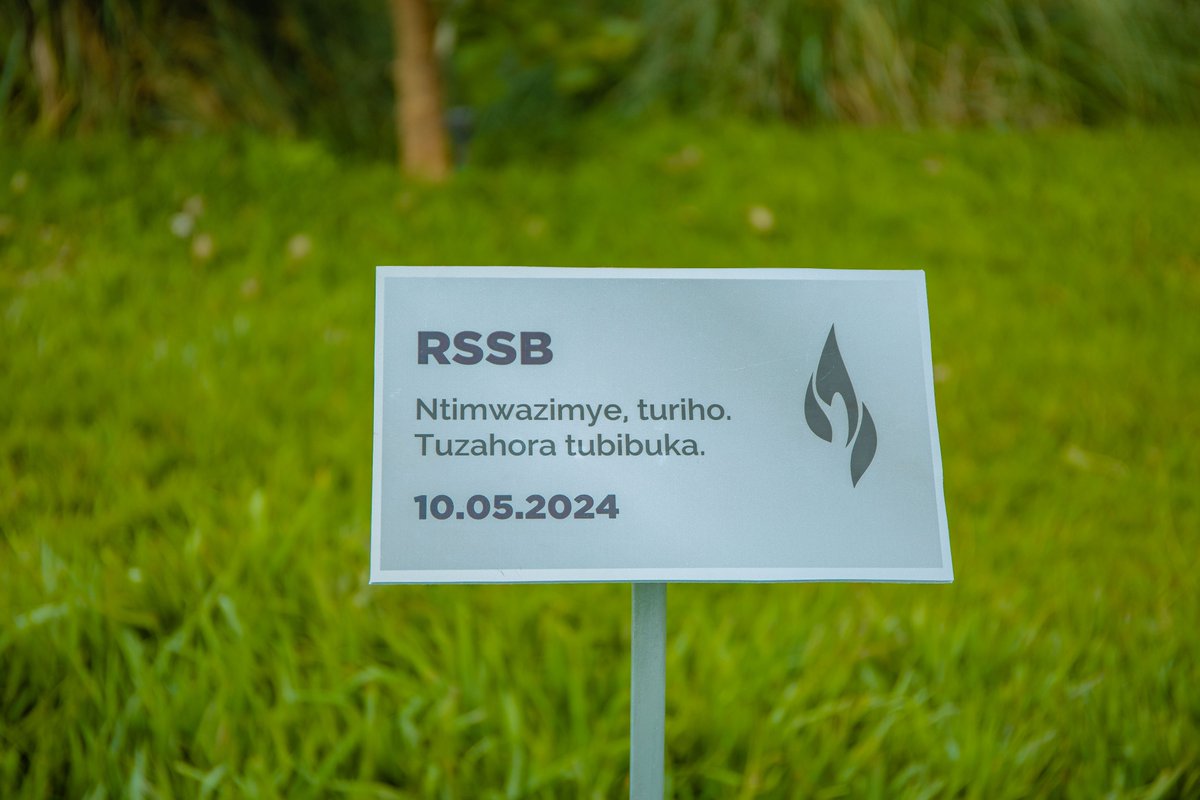 Muri uyu muhango wo kwibuka abari abakozi b'Isanduku y’Ubwiteganyirize mu Rwanda (CSR) bishwe muri Jenoside yakorewe abatutsi mu 1994, Ubuyobozi bukuru bwa RSSB bwateye igiti cy' ubuzima ku rwibutso rwa Jenoside ruherereye Nyanza ya Kicukiro. #Kwibuka30