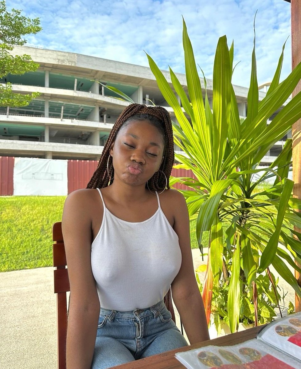 A girl from Gabon 🇬🇦, Rate her Beauty out of 10