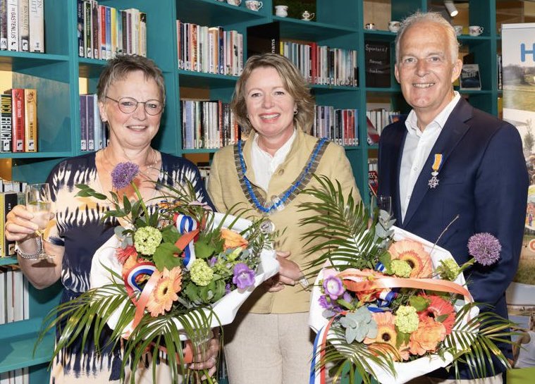 Vanmiddag bij de officiële opening van #HartvanHeteren met veel genoegen twee Koninklijke Onderscheidingen mogen uitreiken🎖️🇳🇱 1 aan Marinus v/d Linde en 1 aan Marian van Putten. Terechte waardering voor hun jarenlange toewijding en inzet voor #Heteren Van harte gefeliciteerd 💐