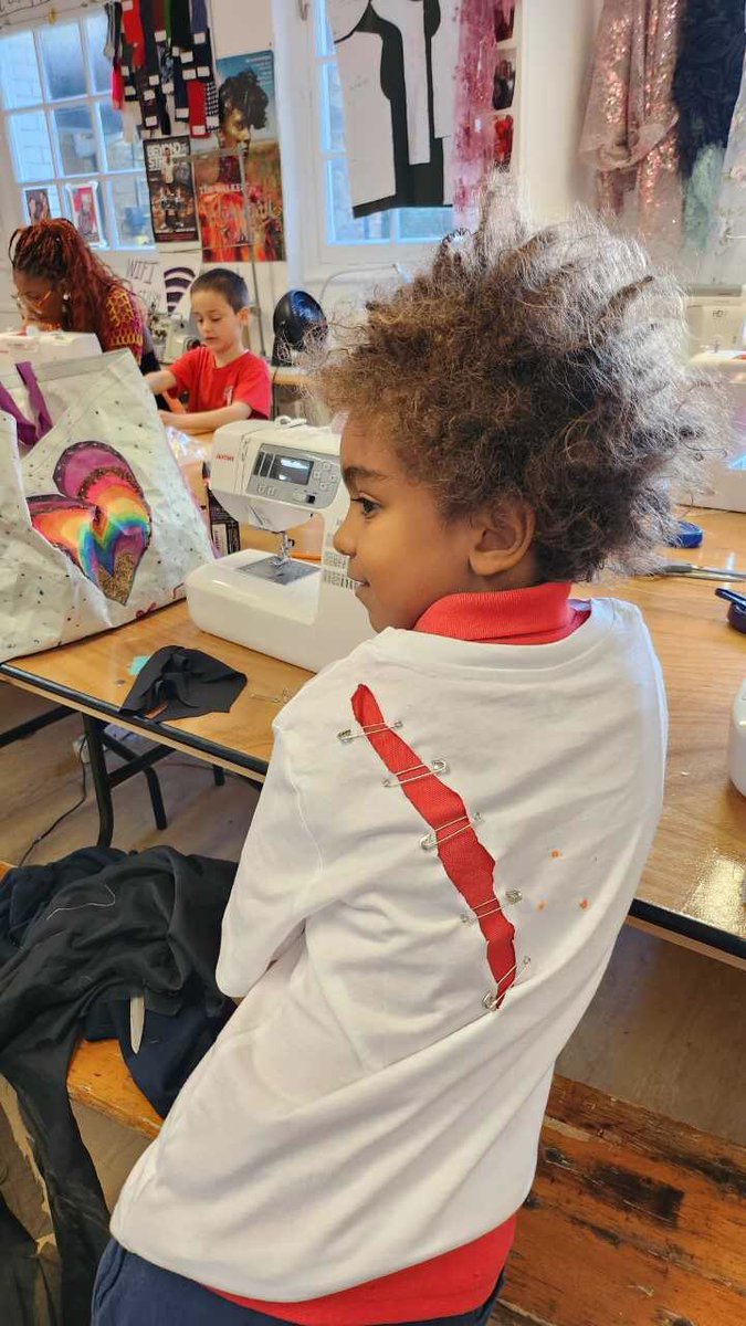 ✂️ Our Yr3 fashionistas ‘sewed’ the seeds of sustainability at Chelsea Fashion School! Inspired by #VivienneWestwood, they stitched up a storm, crafting punk-tastic pieces with a twist! Get ready for the eco-friendly fashion revolution! #PunkCouture @fashworkshops