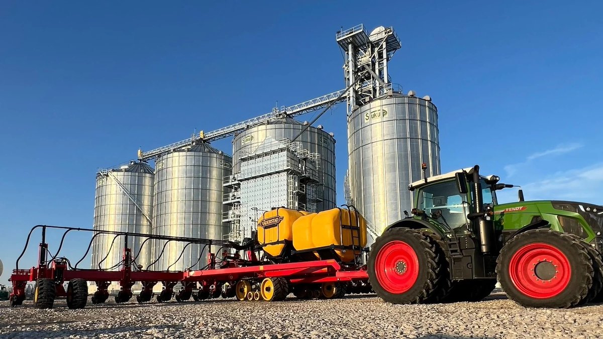 #TempoInField2024
May 3rd - We are ready and waiting!
​The planter has now arrived in Emmetsburg, IA.  Just waiting on drier field conditions to get to work. 🌤️ 

Make sure to follow us to stay up-to-date with the #Tempo2024 planting.
bit.ly/3UkqSgr
