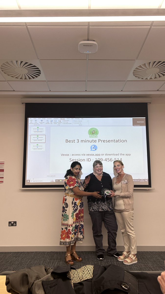 Congratulations @CARLEENWALGAL for winning the best 3 minutes research presentation award #RAiN #ECR @QUBelfast @ucddublin @UCD_Research well done and congratulations 🙌 @sujas15 @a_j_mcknight