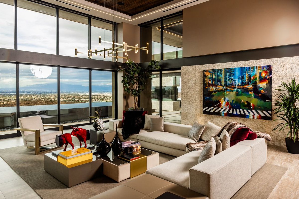 NigussuYared's tweet photo. What a wonderful feeling is to seeing when a legend, The Golden Boy- Oscar de la Hoya chooses to adorns his new home with my Artwork? https://t.co/LAffwXNn15