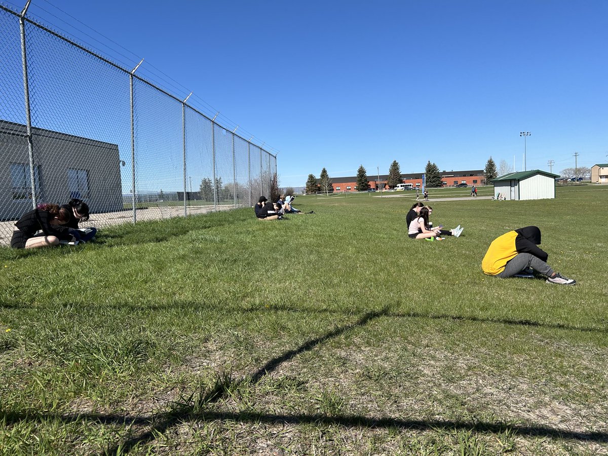 First nice day of spring - of course we read outside 🌞⁦<a href="/WCCHS/">WCCHS</a>⁩ ⁦<a href="/LRSD_68/">LRSD_68</a>⁩