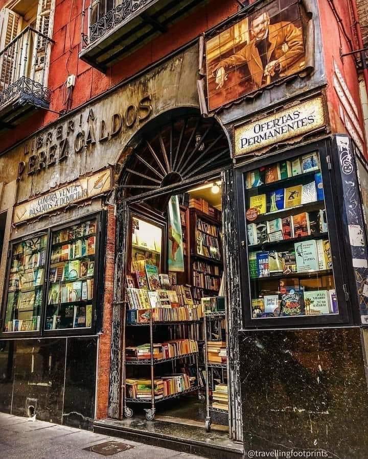 'Es mejor visitar las librerías de segunda mano a solas y bajo la lluvia'.

-Christopher Fowler

📸Fotografía: Librería Pérez Galdós, Madrid, España.