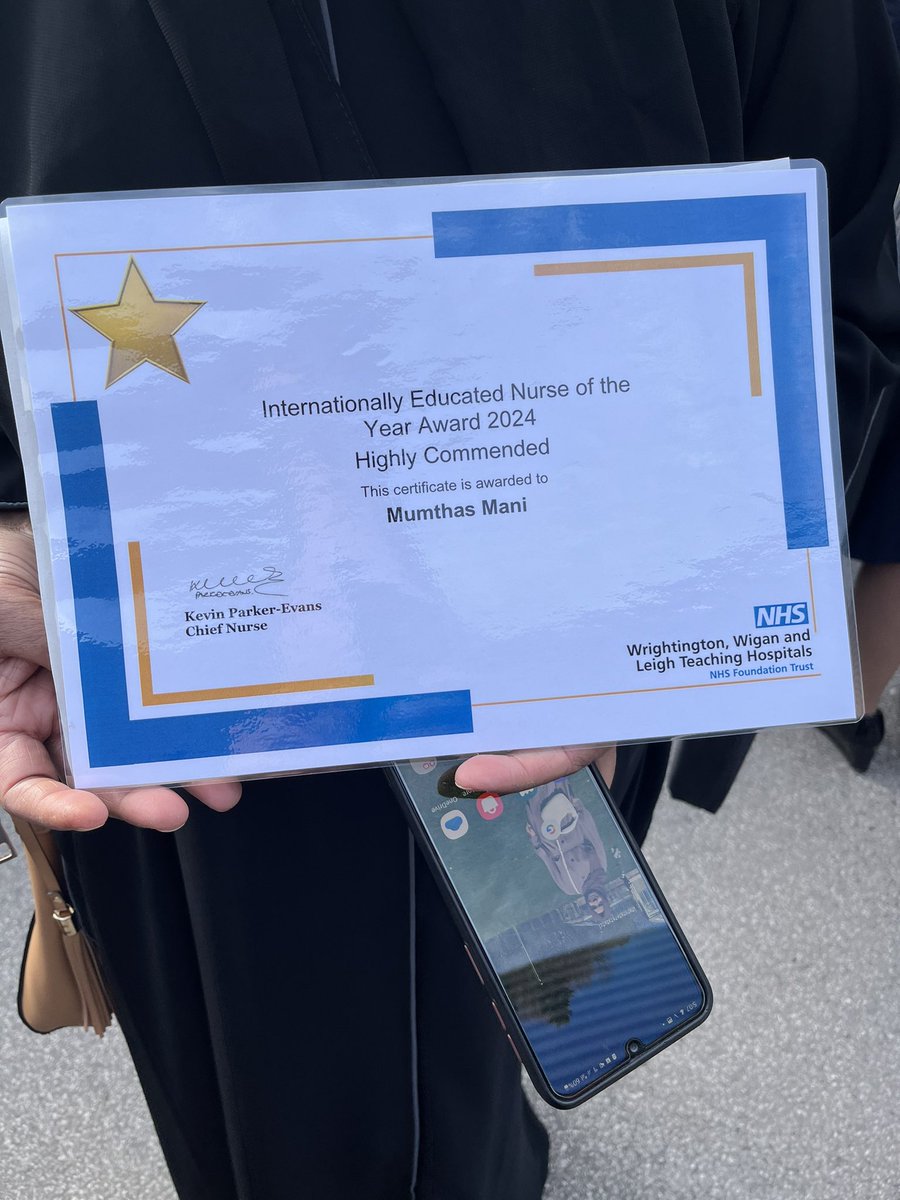 Proud of Mumthas today receiving the IEN award from our Chief Nurse at the International nurses and midwives celebration event @WWLNHS @wwl_ecc @Amandaahmed2 @GemBurrows @laurenc42815008 @Kirstie130 @RebeccaSomers10 @k_mantron @r_mccarren