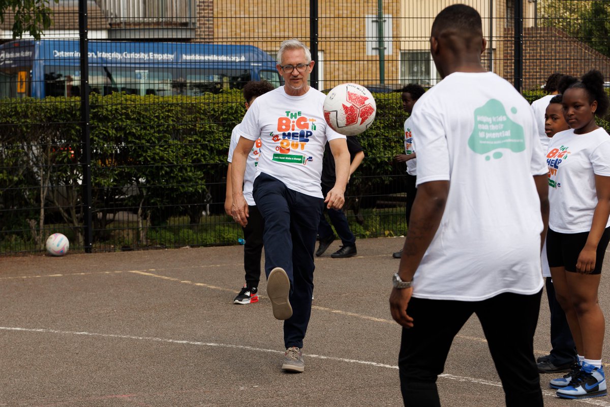 Fantastic to see @GaryLineker and @GevaMentor get behind #TheBigHelpOut and visit @ConnectStars_UK yesterday! Volunteers are the lifeblood of community sport 👉You can #LendAHand in sport at thebighelpout.org.uk! @EnglandNetball @Sport_England @asda
