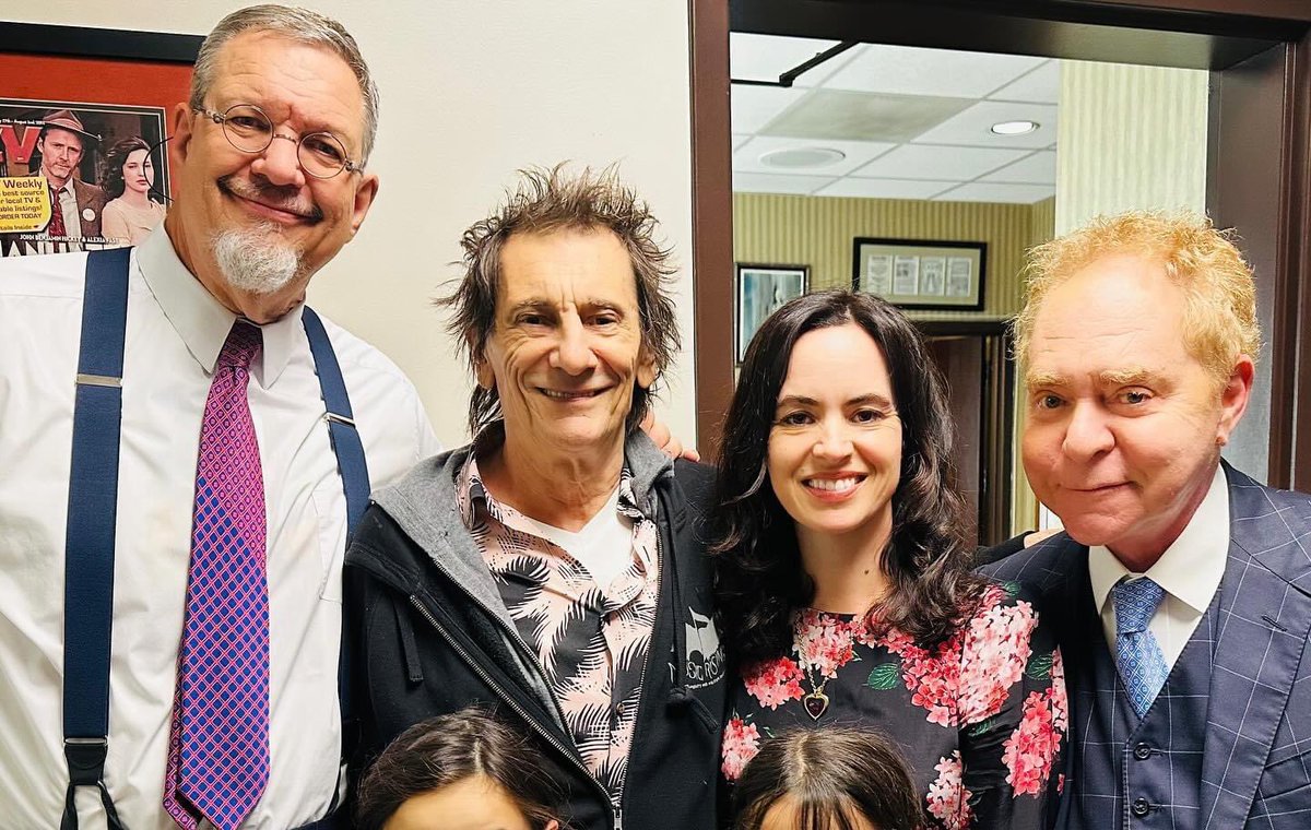 Rock show: From last night, Ronnie Wood of @RollingStones and his wife, Sally Humphreys Wood, visits @pennjillette @MrTeller last night @RioVegas … @reviewjournal 📷 Kelley Washam/Rio Las Vegas Entertainment