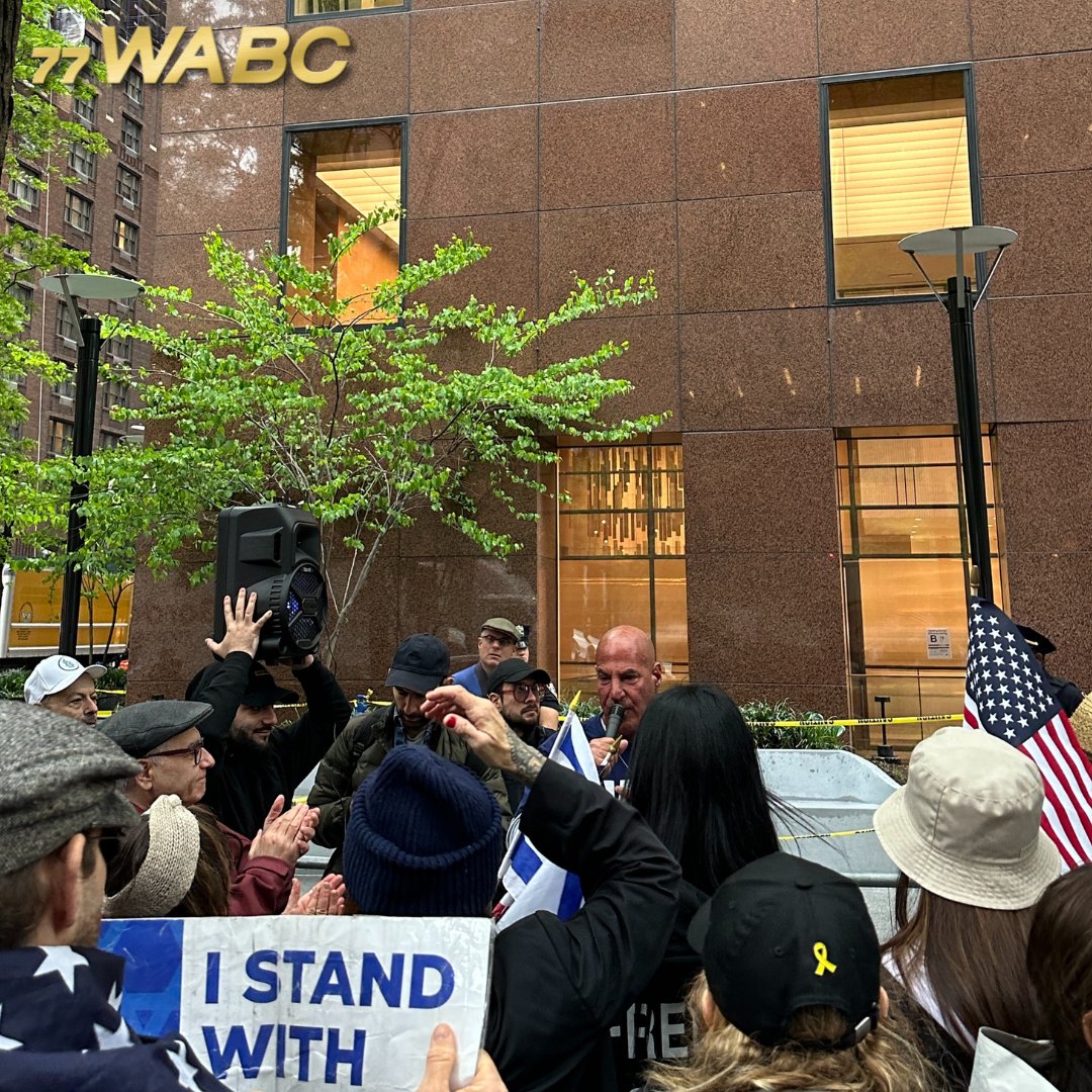 .@sidrosenberg and a crowd protested Chuck Schumer and his stance on #Israel right in front of Schumer's office! @StandWithUs