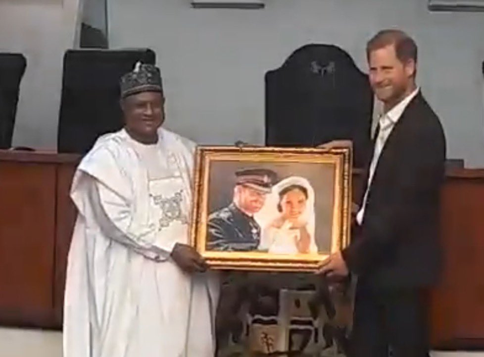 In a touching moment, Prince Harry received paintings depicting himself with his mother and another with his wife, from Governor Uba Sani. #HarryandMeghaninNigeria 💚🤍