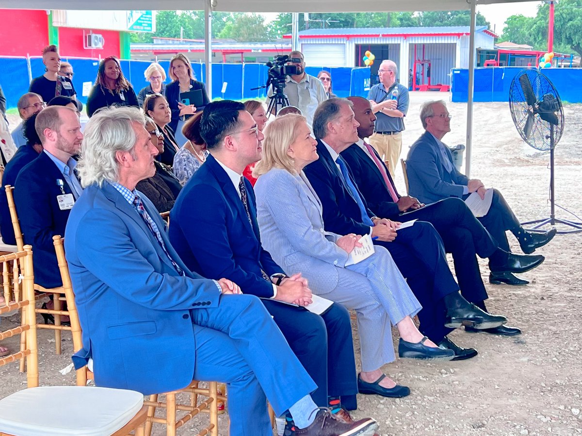 This morning, I attended the groundbreaking for @LegacyCommunity's new clinic in Pasadena! Access to affordable healthcare is crucial, and I'm proud to participate in initiatives that improve accessibility for our community. 🏥👏