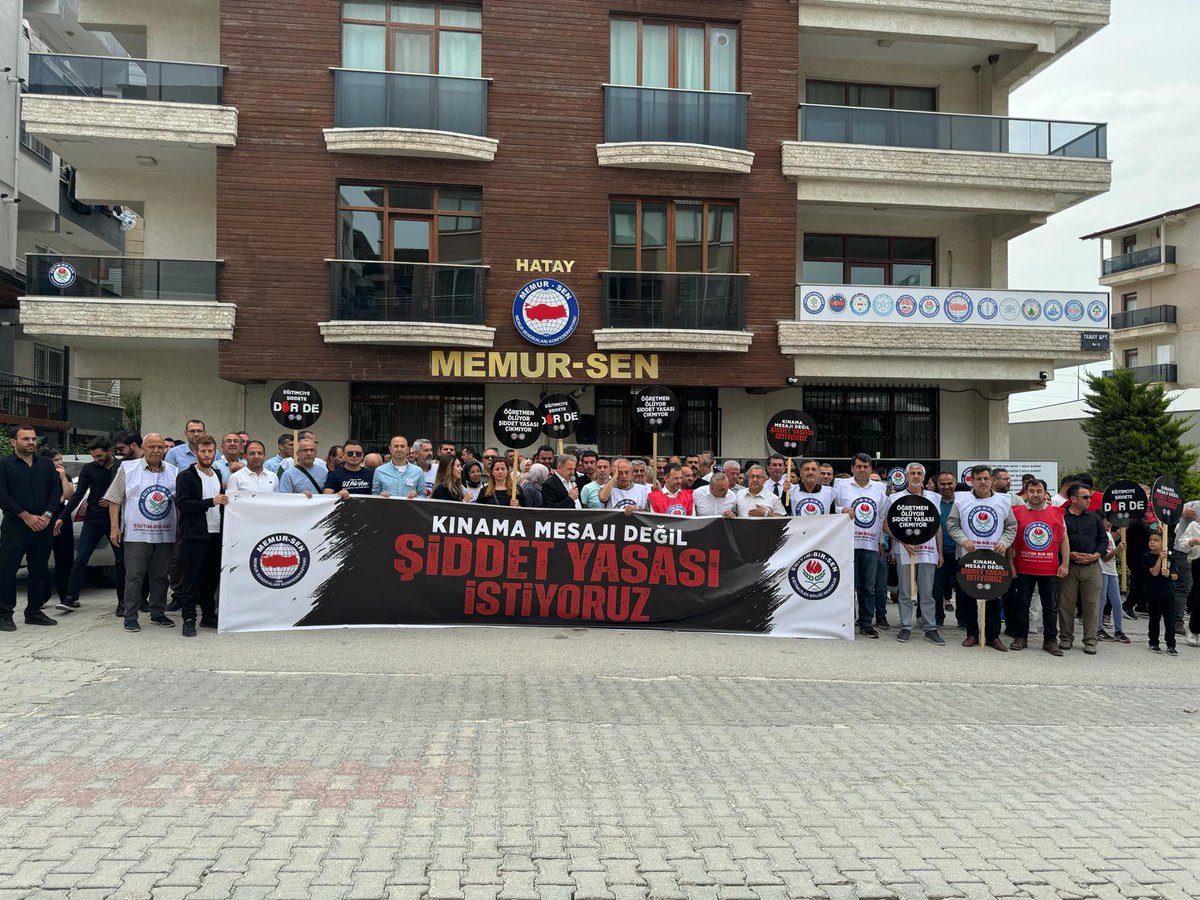 smailBayrakdar9's tweet photo. Hatay'da üyelerimizle beraber iş bırakarak sendika binamız önünde kitlesel basın açıklamamızı yaptık.
#TBMMÖğretmenleriDuy https://t.co/jvY1C9arIh