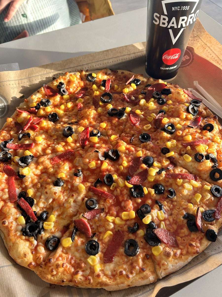 Sucuklar o kadar az ki karıştırmadan sayılabiliyor…. Tasarruf derken. Bu mu kastediliyor… Bravo <a href="/SbarroTR/">Sbarro Türkiye</a> <a href="/Tasarruf/">Tasarruf</a> <a href="/Pizza/">Pizza</a>