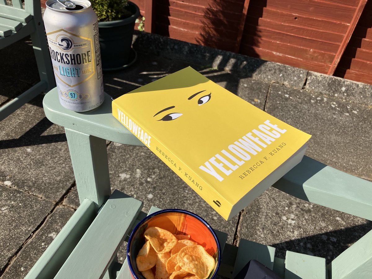 A rare sunny evening in #Belfast - got me ⁦@rockshore_ie⁩ got me snacks & a good book ⁦@HarperCollinsUK⁩ 😎📚