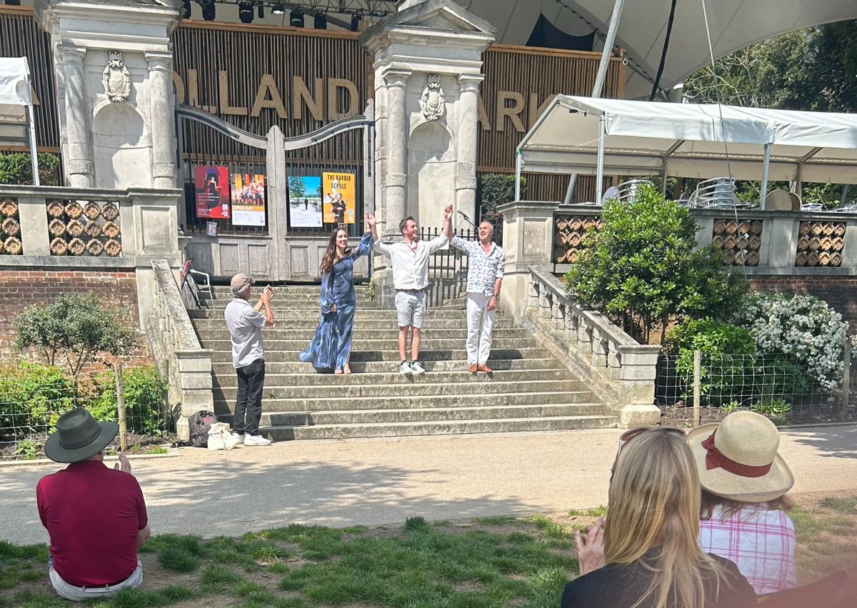 What a beautiful day for Songs on the Steps! 💛 Crowds were treated to songs & arias from My Fair Lady & The Barber of Seville performed by the fab @shakiratsindos & Marcus Swietlicki accompanied by Charles Kilpatrick. Join us for the next Songs on the Steps on Fri 24 May!