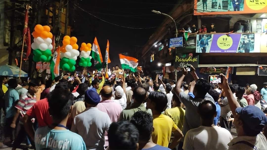 The love & warmth of the people of Asansol is so encouraging as time & again they are out in larger numbers. The 'Road Show' at 'Punjabi More' ( Raniganj) saw unprecedented crowds. Joining us here were #TapasBanerji #RoopeshYadav #Shehasadji senior leaders & workers #TMC. A…