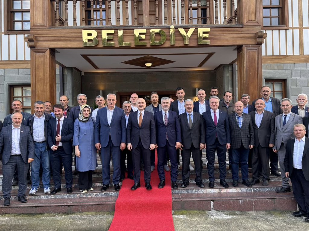 Bakanımız Sn. Adil Karaismailoğlu, Hayrat Belediye Başkanı Mehmet Nuhoğlu’na hayırlı olsun ziyareti gerçekleştirdi.

Trabzon’umuzun yükselen değeri Hayrat için yılmadan, yorulmadan, mola almadan çalışmaya devam edeceğiz.