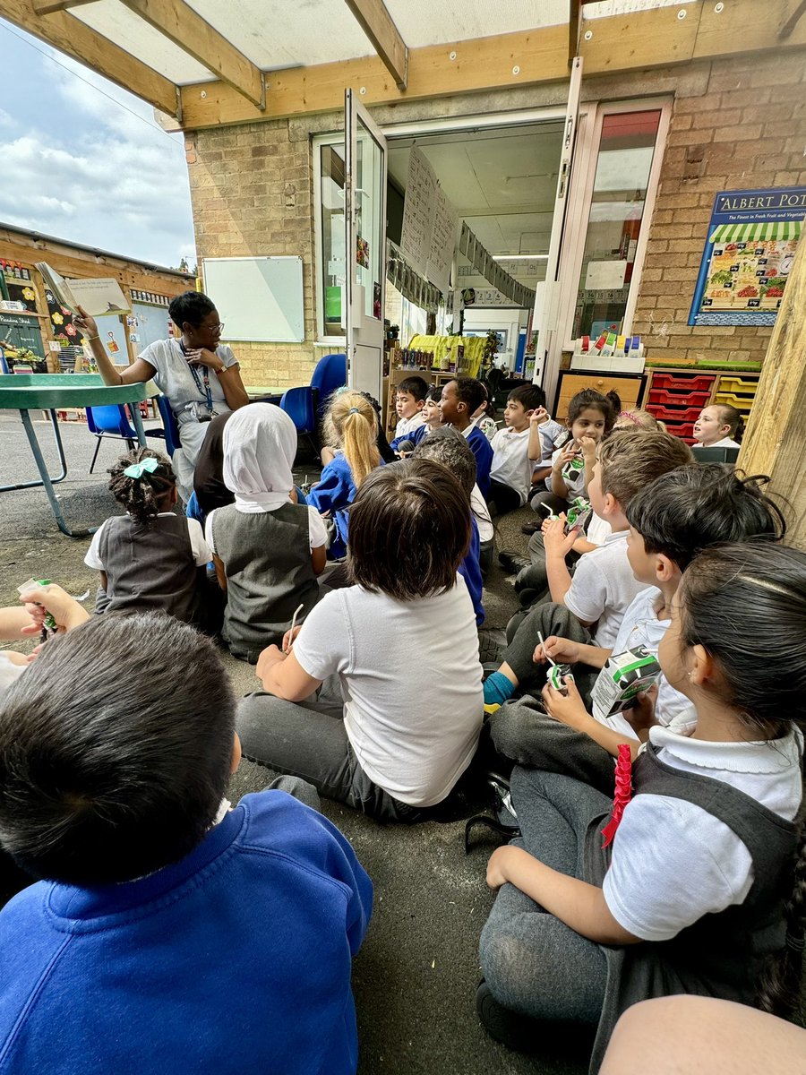 MissThomas124's tweet image. What a fantastic way to end another amazing week of learning than with a story! #RFH end everyday with a new story sometimes read by the children themselves ☀️🌼📖