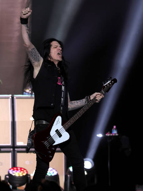 Todd @todddammitkerns giving his best onstage in Las Vegas, Nevada during the #SMKC 2022 'The River is Rising' Tour in North America. 🔥🎸⚡ 
Credit to photo owner📷
#ToddKerns #Superstar #brilliantbassist #topvocalist