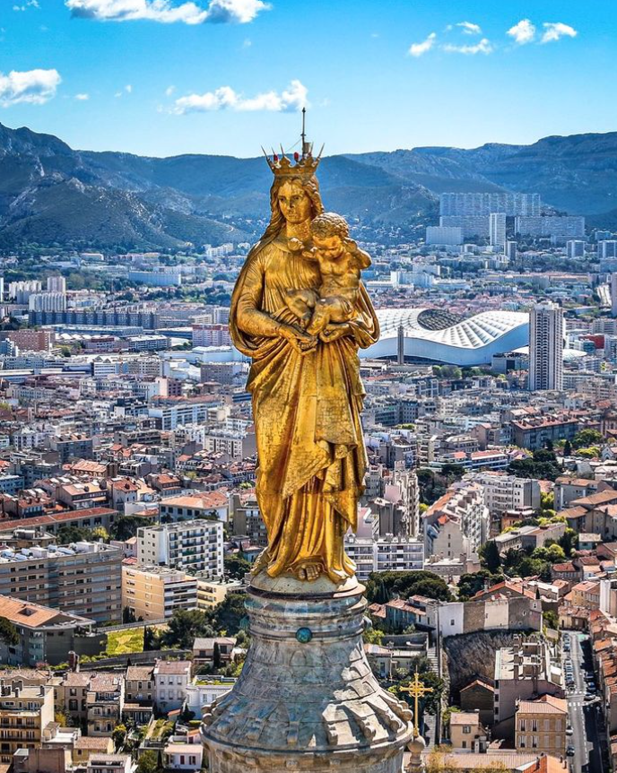 Dorée à la feuille d’or, la statue de Notre-Dame de la Garde a été consacrée le 24 septembre 1870. Elle va bientôt être restaurée ✨ 📸 @world_walkerz