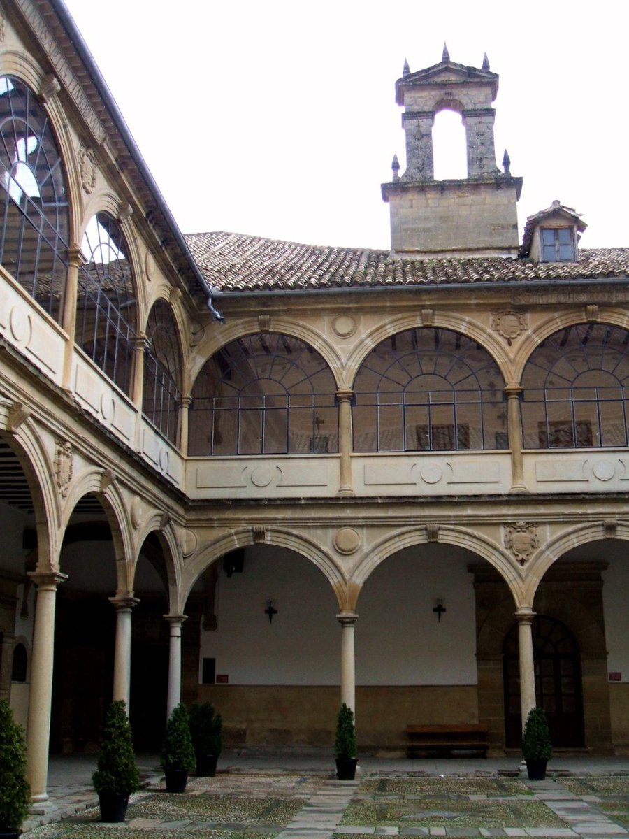 Baeza tuvo una de las cuatro universidades que hubo en Andalucía en el Siglo de Oro. Empezó como colegio de primeras letras en 1538, pero, gracias al impulso de san Juan de Ávila, pasó a emitir los grados de de bachiller, licenciado y doctor en artes y teología.