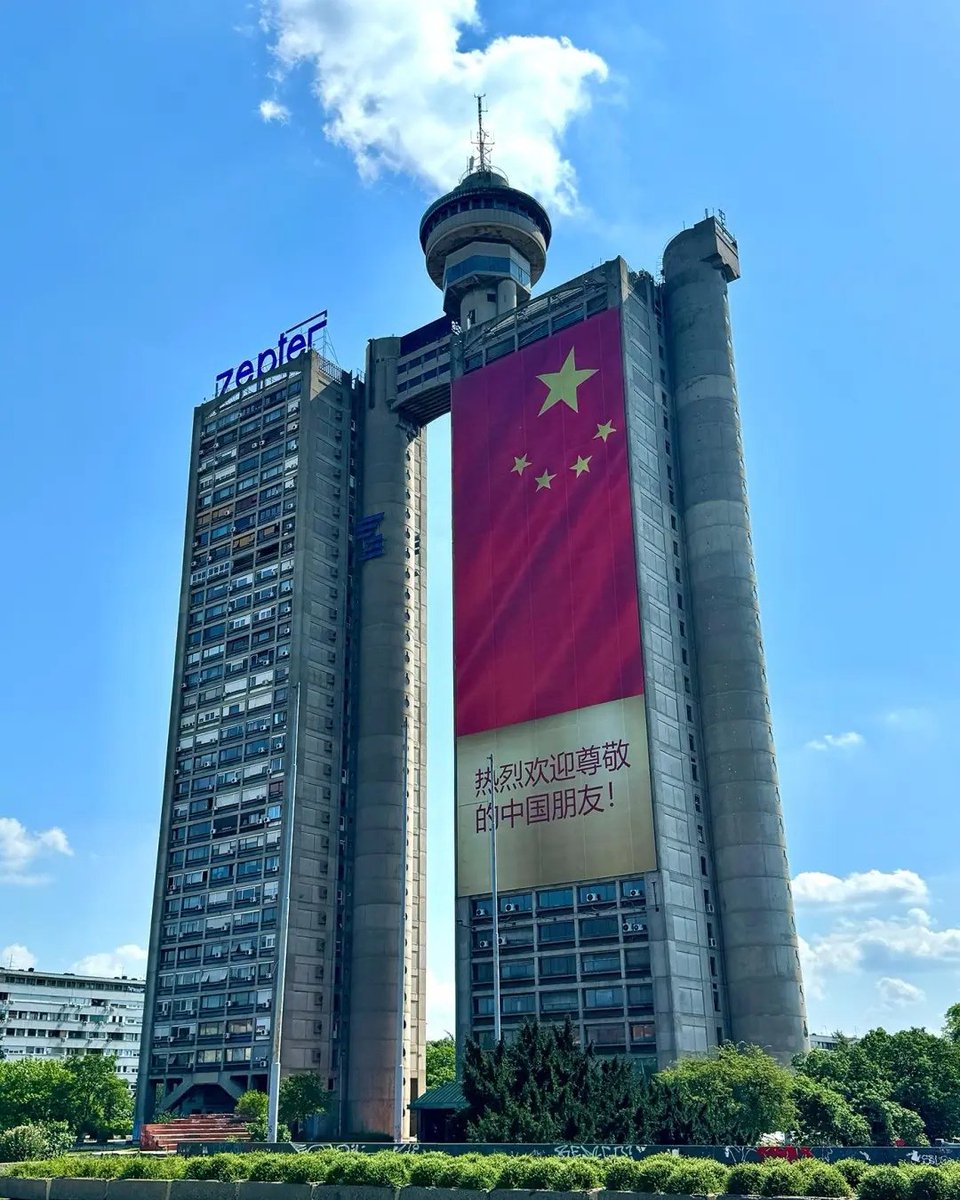 To warmly welcome President Xi Jinping, half of a 20-story building in Belgrade was decorated with a giant Chinese national flag.
#ChinaSerbia #ChinaEurope2024 #leader