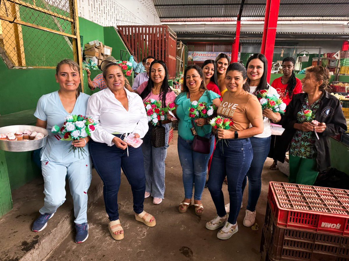 Chatosvamos's tweet photo. Hoy en Campoalegre, honramos a nuestras madres de la Galería Municipal con un gesto de amor y gratitud. Gracias a nuestra Gestora Social por brindar tanto cariño y amor. A las madres trabajadoras de la Galeria, gracias por ser el motor de nuestra comunidad. https://t.co/ZtHSscK8Vn