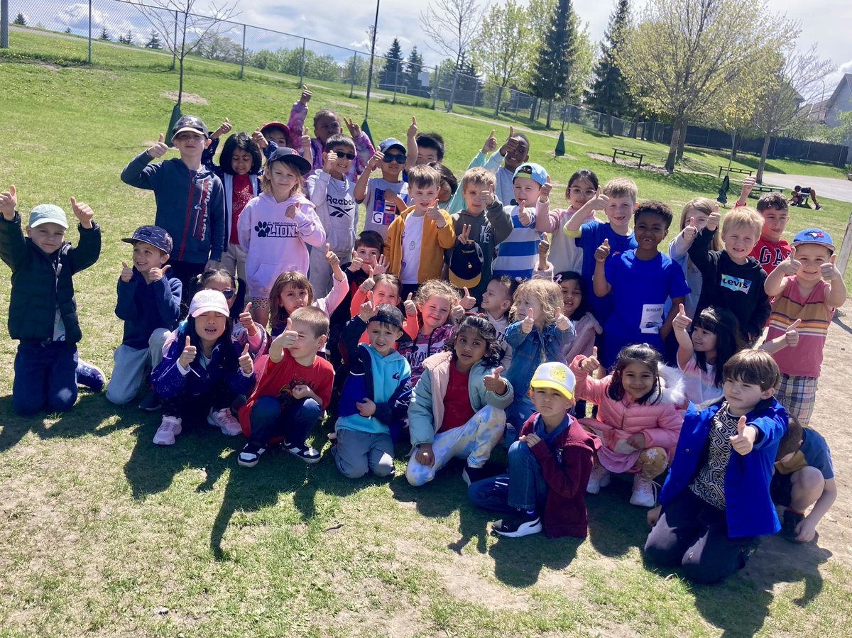 Our class teamed up with @MrsStlouis class to #CleanUptheCapital 🌳💚 Great work Grade 1s!! @StAnneOCSB @StAnneECO1 #grade1 @ocsbEco