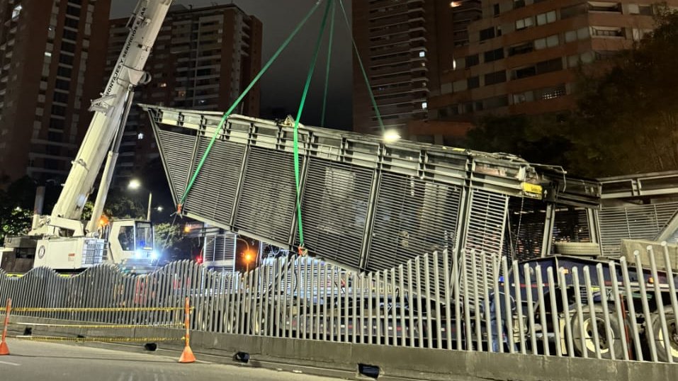 🚇¡El #MetroTeAcompaña y avanza! Ya inició el desmonte de la estructura metálica de la estación 'Calle 26' de la Av. Caracas de @TransMilenio, para adelantar la construcción del viaducto de la Primera Línea del @MetroBogota (PLMB). ¡El Metro avanza por una Bogotá que camina…