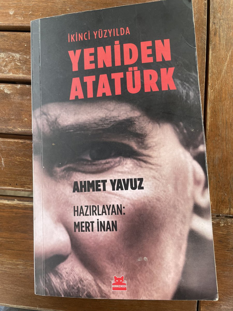 Bir süredir birikmiş kitaplarımı okumak için vakit bulamıyordum. Artık o imkana kavuştum. Sn Ahmet Yavuz’un @yvzah “Yeniden Atatürk “ adlı kitabı iki defa okunacaklardan biri . Ön sözünde kurmay binbaşılığa kadar hayranı olduğu adamı ezberlemiş ve fakat anlamamış olmasını,