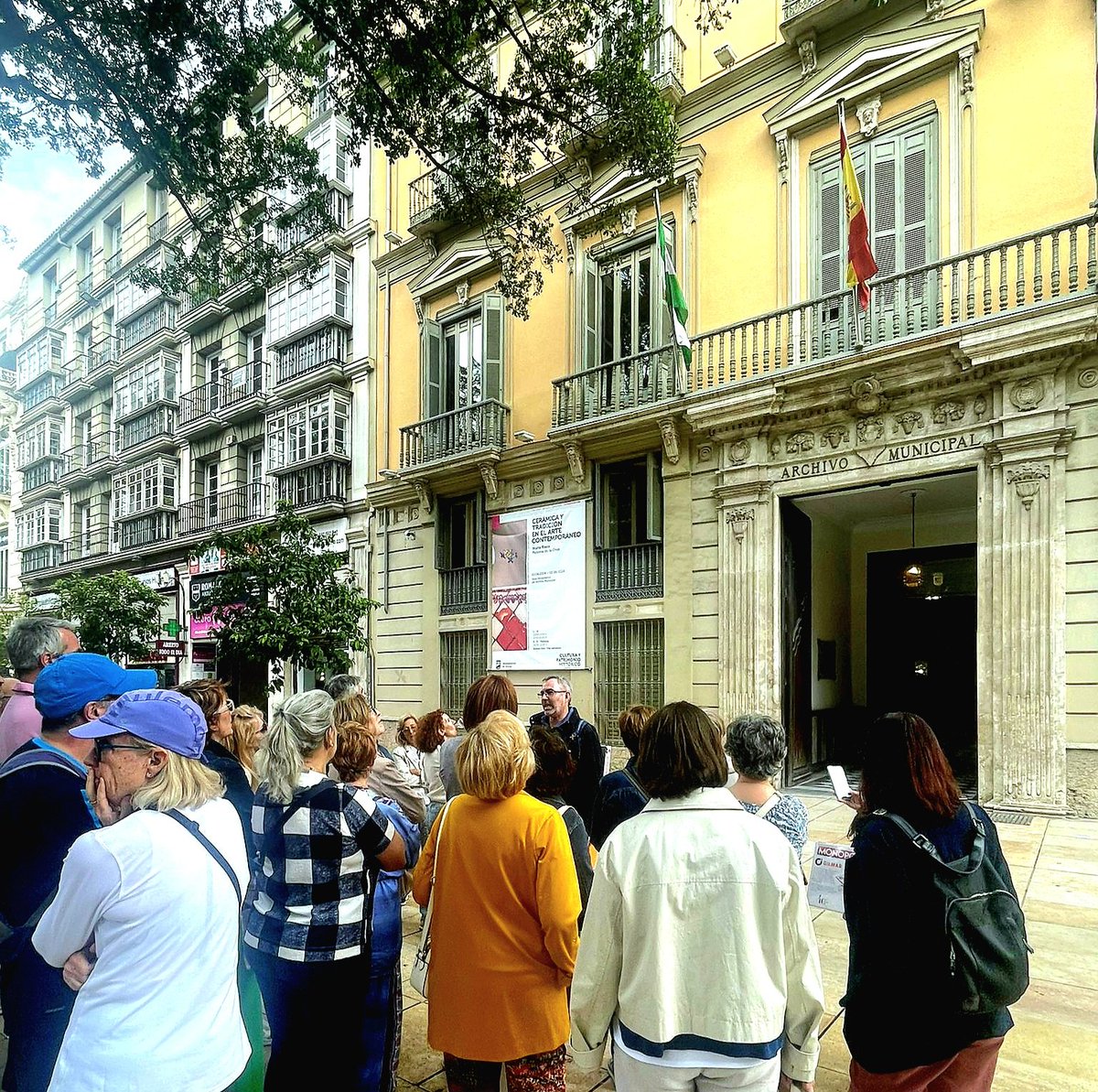 El patio del @ArchivoMalaga ha acogido hoy dos visitas organizadas por @openhousemalaga. Esta actividad se enmarca dentro de la ruta 'Las casas-palacio de los comerciantes de la Alameda Principal'.