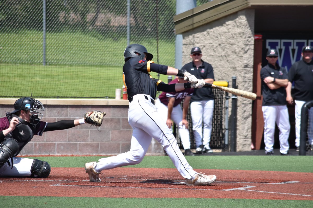 Titans take the lead on a 2 run single by Max in the 5th. Mid 5 | UWO 9, UWL 8