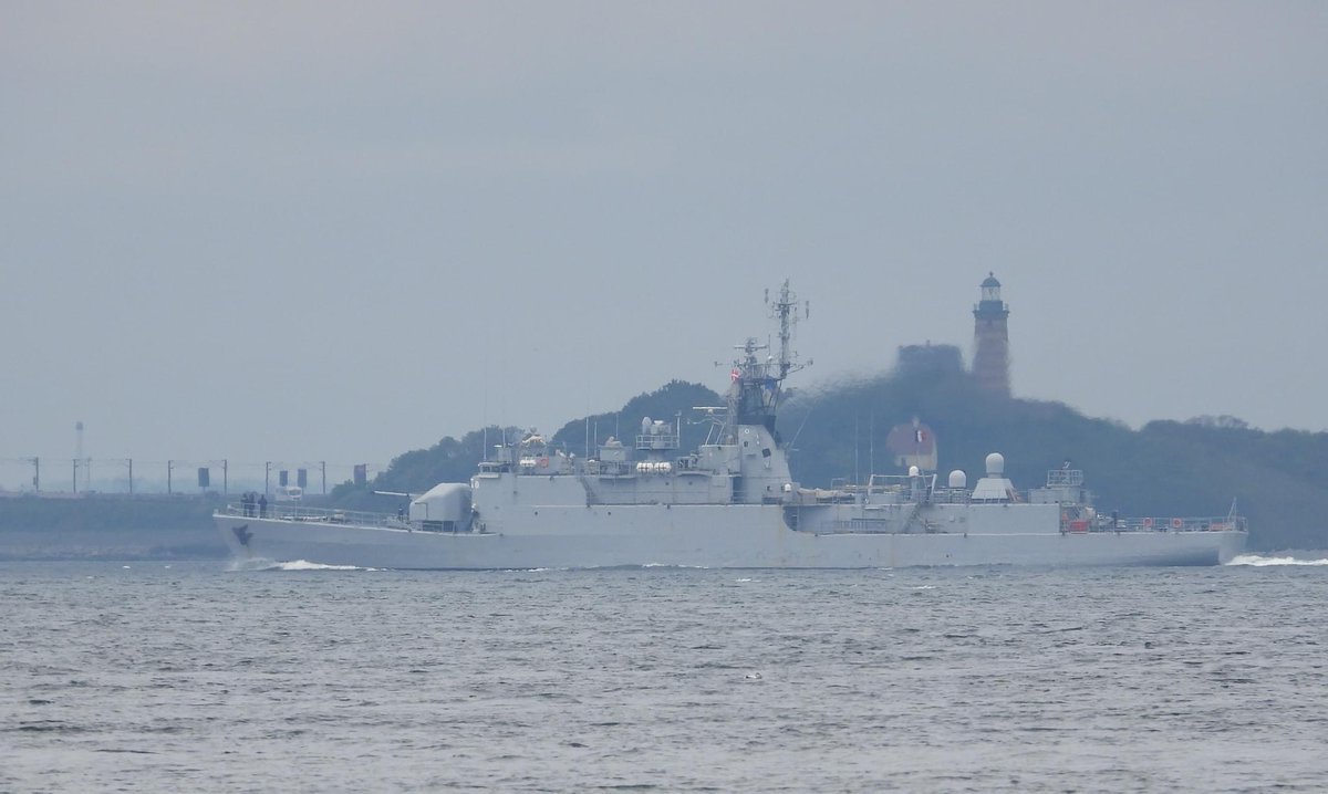 WarshipCam's tweet photo. French Navy D'Estienne d'Orves-class offshore patrol vessel FS Commandant Blaison (F793) southbound under the Storebaelt Bridge in Denmark - May 10, 2024 #fscommandantblaison #f793
SRC: FB- Under Broen https://t.co/PgyPgqbaxE